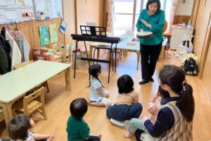 リトミックを楽しむ先生と子供たち