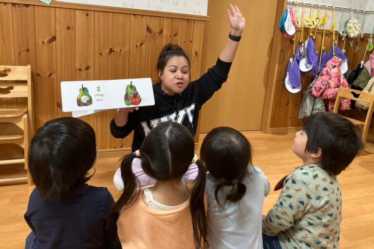 英語を教える先生と子供たち